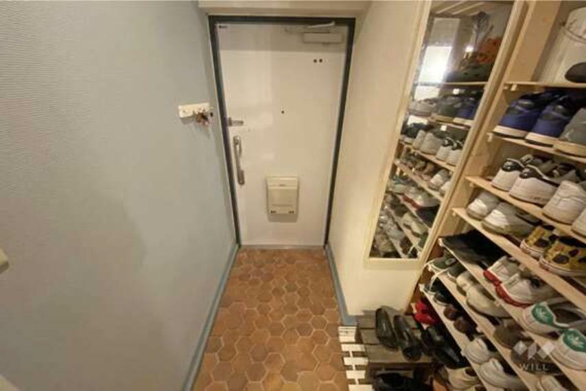 玄関 【玄関】使いやすい長方形の玄関です。売主様自作の棚によって収納量も確保しております。