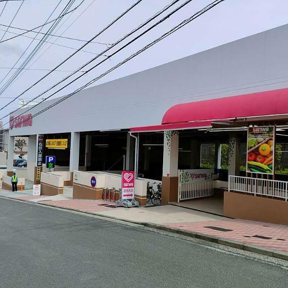 スーパー スーパー三和藤が丘店（●2021年9月にオープンした綺麗なスーパーです。店内は広く、豊富な品揃えで買い物しやすいのが魅力です。「餃子の王将」「不二家」はオープン以来大人気。駐車場は無料完備で安心です●）