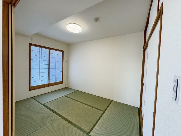 和室 来客用として、寛ぎスペースとして、子どもの遊び場として、その時その場面に合わせて幅広い用途に使うことができる和室は、日本の豊かな文化を感じさせてくれます。柔らかな陽光が気持ちを穏やかにしてくれますね。
