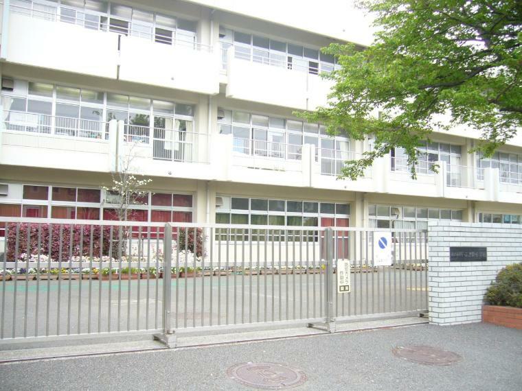 小学校 横浜市立いぶき野小学校（●児童数802名の活気のあるいぶき野小。保護者の見守り活動もさかんに行われており、子どもたちは素直にすくすくと成長しています●）