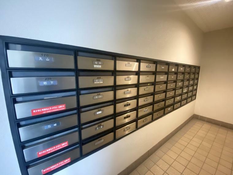 エントランスホール 郵便受けにはそれぞれロック機能付き。居住者へ向けた連絡も郵便物を取るときに一緒に確認できます。不要なチラシもその場で破棄できるようになっています。