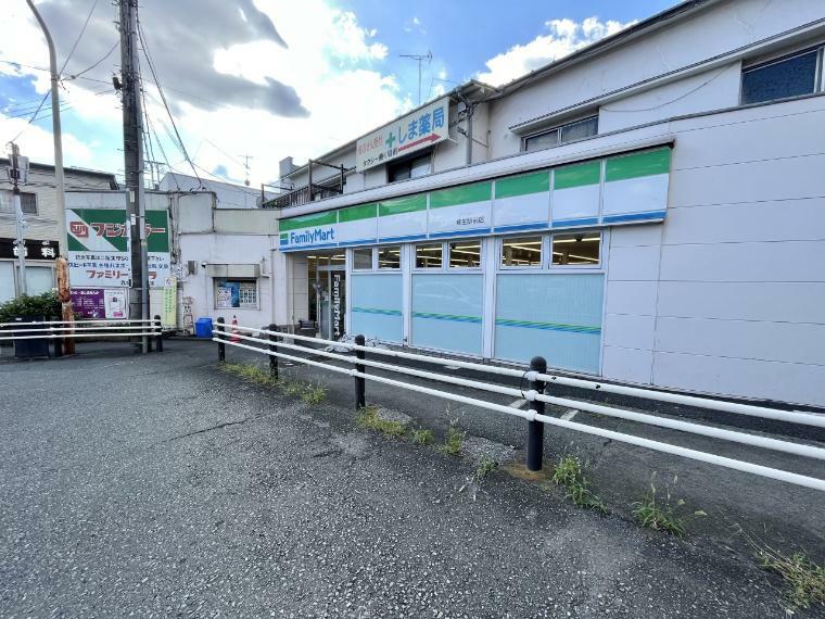 コンビニ ファミリーマート柿生駅北口店（24時間営業の便利なコンビニが近隣にあり、便利な生活環境が整います。）