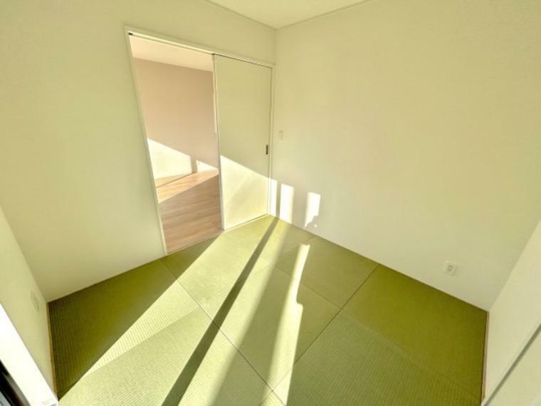 和室 【2号棟】大きな窓からたっぷりの日差しが降り注ぐ明るい室内です。おしゃれな畳もアクセントになっています