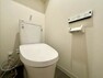 トイレ 【トイレ】 トイレは快適な温水洗浄便座付です。清潔感のあるホワイトで統一しました。いつも清潔な空間であって頂けるよう配慮された造り。