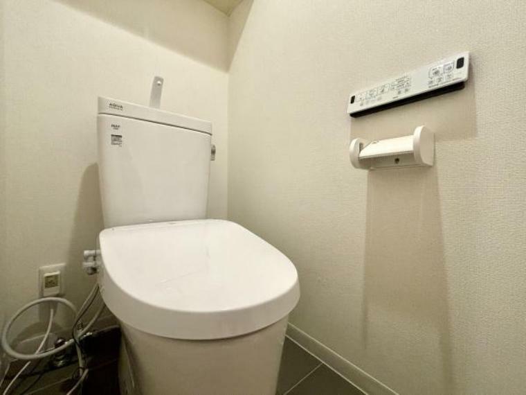 【トイレ】<BR/>トイレは快適な温水洗浄便座付です。清潔感のあるホワイトで統一しました。いつも清潔な空間であって頂けるよう配慮された造り。