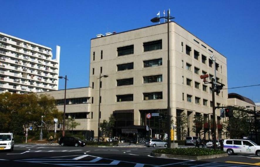 役所 横浜市鶴見区役所 鶴見駅から徒歩圏内にある区役所です。近くには警察署等もあり、役所関係の用事を済ませるのには、大変便利な場所に立地