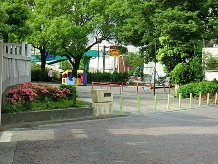 公園 鶴見神社公園 鶴見神社公園は横浜市鶴見区にある住宅街の十分な広さの公園です。公園の設備には水飲み・手洗い場があります。