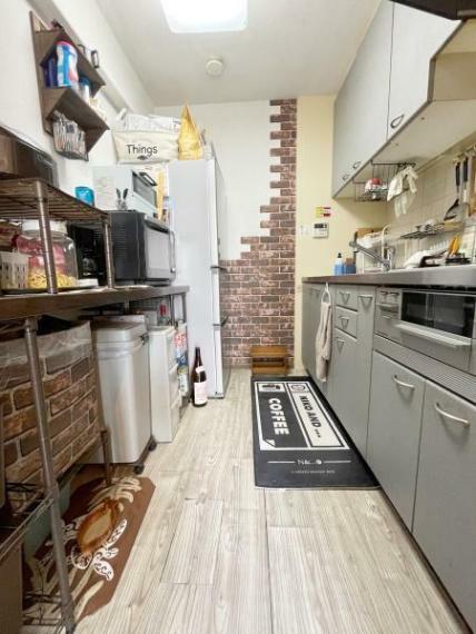 キッチン 背面に冷蔵庫や棚など設置可能。