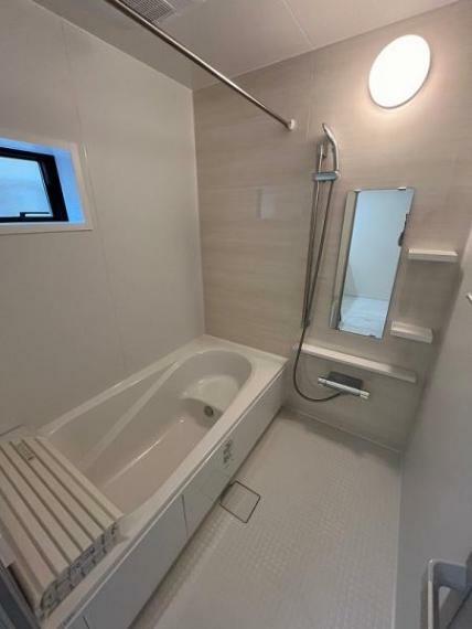 浴室 半身浴可能なバスルームはシックな印象の落ち着いた空間