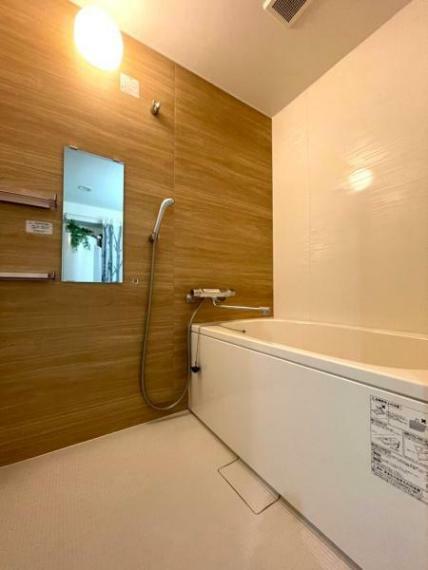 浴室 【浴室】 リフォーム時に新調済のバスルーム 温かみのあるウッドカラーのデザイン仕様