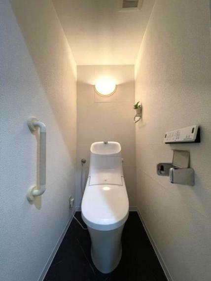 【トイレ】<BR/>手すり付きの奥行のある個室トイレ
