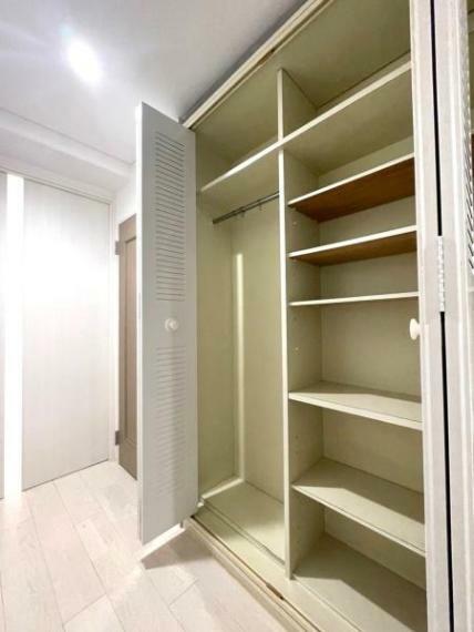 収納 【収納】 室内廊下に収納スペースがあり、日用品の収納に便利です！