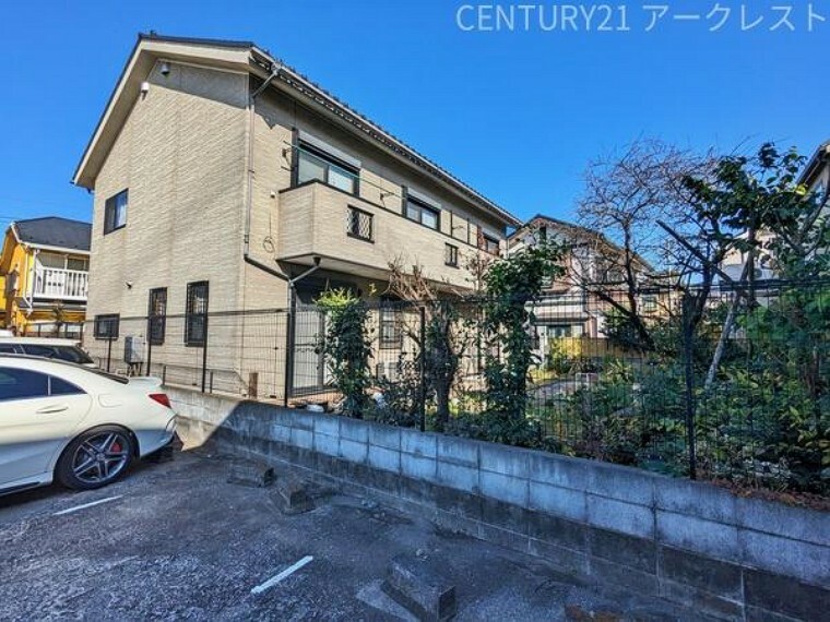 外観写真 平成14年築の敷地105坪、建物58坪の大型6LDKの邸宅！陽光溢れる南面ワイドバルコニーは3か所から出入り可能！日本建築の様式を随所に取り入れたお住まいとなっております。