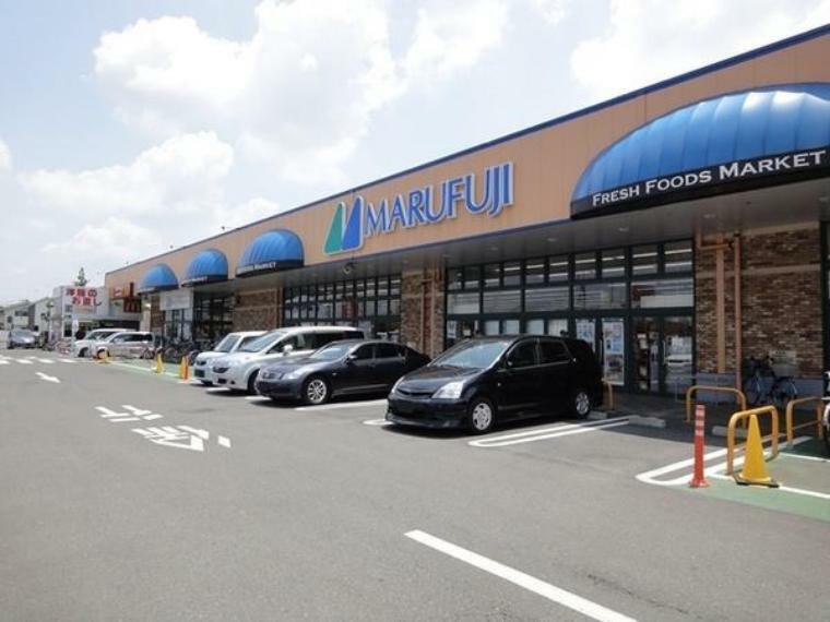 スーパー マルフジ東久留米店 ATM機、コピー機設置。同施設内に宝くじ販売店有り。近くにしまむらやシャトレーゼ、銀だこもあります。子供用のポイントカードがあるため、お手伝いで買い物に来た子供をよく見かけます。