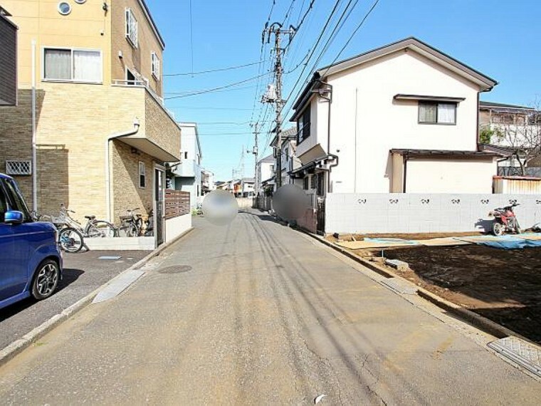 現況写真 車通りの少ない落ち着いた環境。お車の出し入れも落ち着いてできる、ゆったりとした環境です。現地にて是非環境をお確かめください。