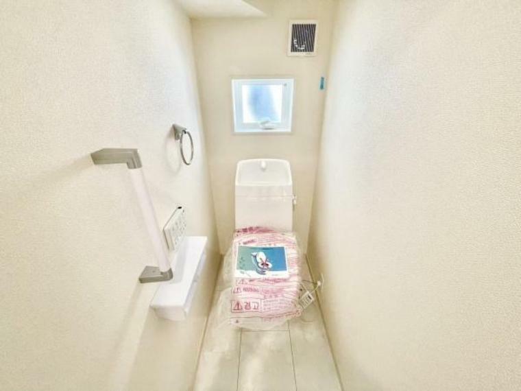 トイレ ■■Toilet■■ 清潔な空間を保ちたいトイレはオフホワイトでまとめました。毎日使う場所だからこそお手入れも楽々にできる機能が搭載されております。汚れが付着しにくい便器はお掃除も楽々です。