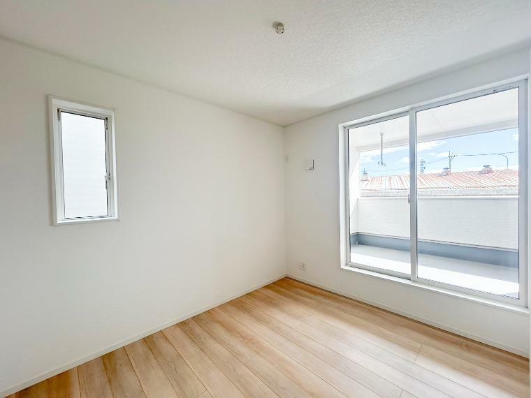 子供部屋 ≪6帖洋室≫窓も大きく、風通しも良好です！家具の配置がしやすいよう、シンプルなつくりになっております。