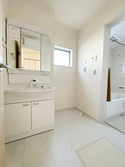 脱衣場 洗面所にはお客様に快適に過ごしていただけるよう、しっかりとした広さを確保してあります。洗面台は三面鏡なので、ヘアセットにも便利ですね！