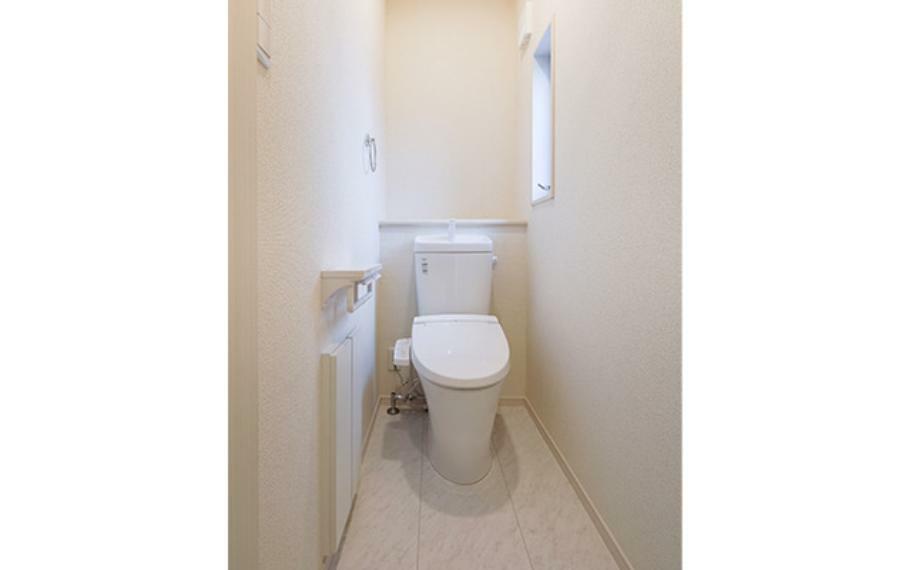 【施工例】窓があり温水洗浄機能の付いた快適なトイレを1階と2階に設置。使用が重なる朝も2ヶ所あれば安心ですね！