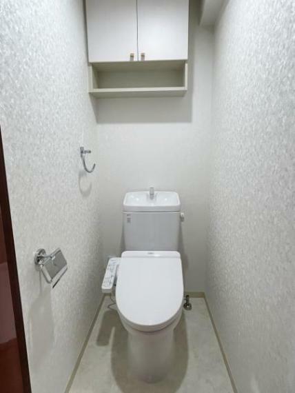 【クリーニング済】トイレの写真です。トイレはクリーニング、天井と壁はクロス張替、床はクッションフロア張替いたしました。