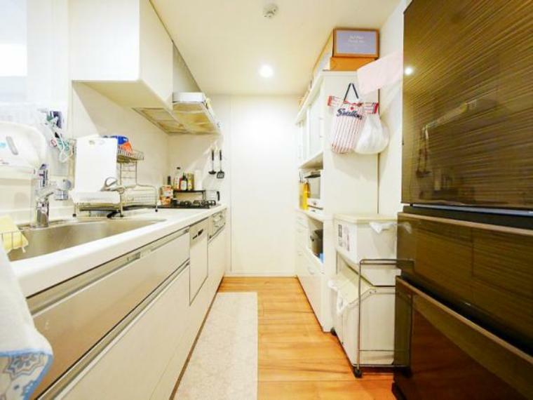 【広々空間キッチン】<BR/>大きい冷蔵庫も設置可能なキッチンです。