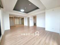 LDK16.4帖:隣り合う和室と合わせた広々空間をご堪能ください！