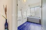 浴室 青いタイルが印象的なバスルーム。大きな窓に面しており換気もばっちりです。