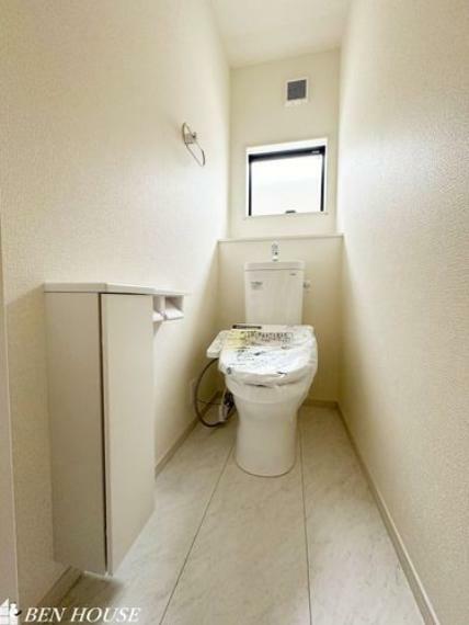 トイレ トイレ・快適なトイレタイムに欠かせない温水洗浄便座つきトイレ。各階に設置しているので、慌ただしい時間帯も安心です。
