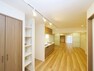 居間・リビング キッチン横にランドリースペースが確保されており家事効率もアップいたします。