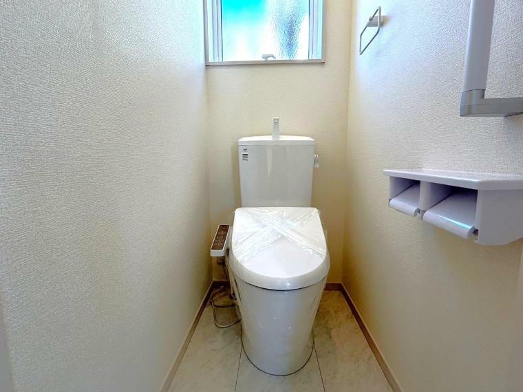 トイレ 自然光が入り込む明るく清潔感のある空間