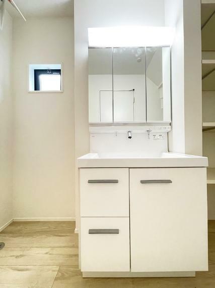 ランドリースペース 大きく見やすい三面鏡で清潔感ある洗面台は、身だしなみチェックや肌のお手入れに最適です。