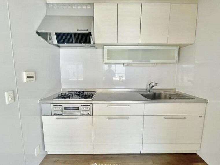 キッチン 「使いやすさを重視したキッチンスペース。」作業スペースを多くとったキッチン。調理がしやすく余裕の広さです。調理器具等がすっきりと片付く収納力を備えています。