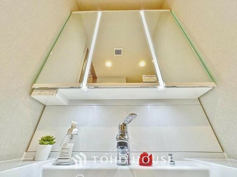 洗面化粧台 「リフォーム済・洗面台」大きな鏡で朝の準備もばっちり。収納も多く、洗剤など日用品の保管にも便利です。