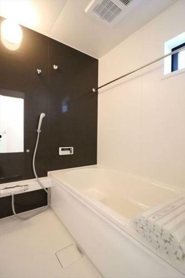 浴室 【同社施工例】ゆったりとくつろげる広さの浴室です。浴室換気乾燥機を備え、夜間や雨の日に洗濯物を乾かすことができます。