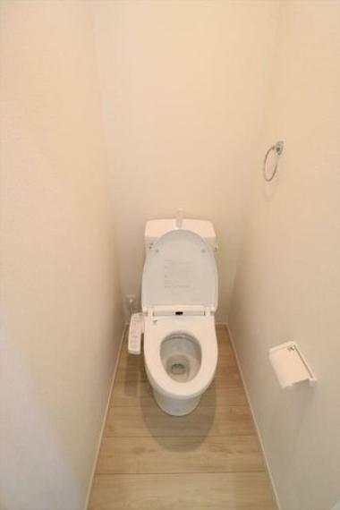 トイレ 【同社施工例】トイレには快適な温水洗浄便座付