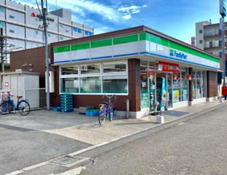 コンビニ 【コンビニエンスストア】ファミリーマート南大塚駅北口店まで89m