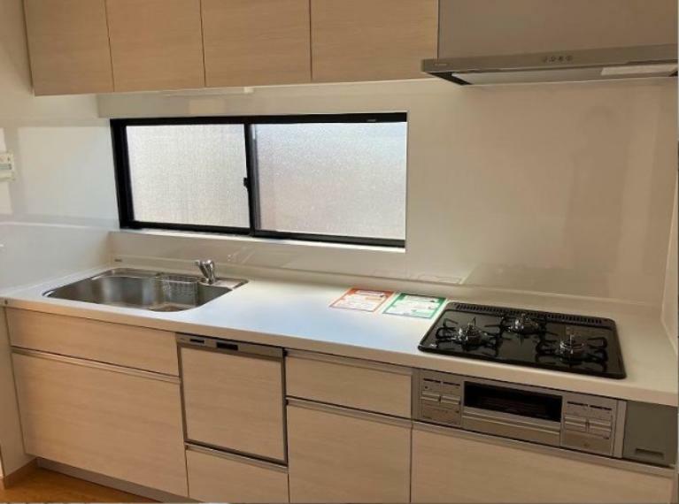 キッチン 食洗機搭載、料理に集中しやすい独立型キッチン！窓付きで、手元も明るくお料理がしやすいです。
