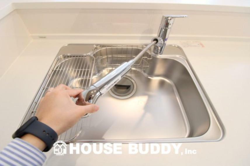 キッチン 「浄水器一体型水栓」 ヘッドはシャワーや浄水・原水に切り替え可能でノズルが延びるビルトイン式浄水器水栓を採用。シャワーノズルでシンク周りもお手入れでき、見た目もスッキリです。