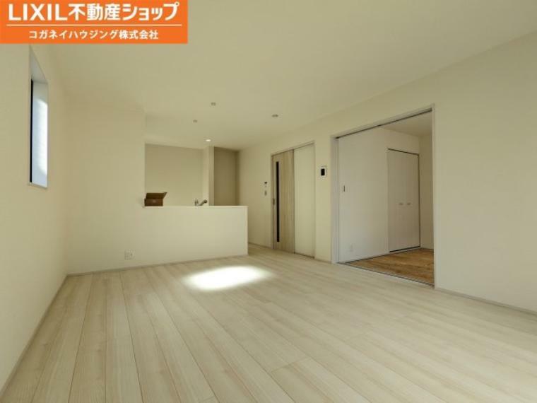 居間・リビング 広く使い勝手の良いリビングです。床のお色も素敵で、お隣に和室が見えるのもいいですよね！
