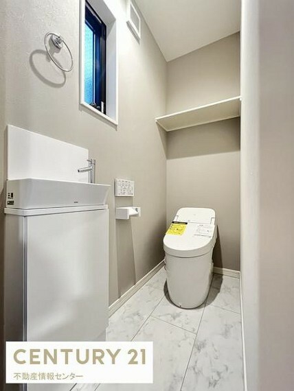 2階温水洗浄便座付きトイレです！手洗いシンクが別でお洒落に仕上がっています！