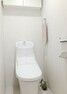 専用部・室内写真 上部吊戸棚付き 温水洗浄便座一体型トイレ　クッションフロア貼替