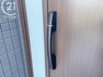 防犯設備 ピッキング犯罪を防止する防犯型玄関錠です。玄関には二重のディンプルキータイプの鍵を、さらにバールなどでこじ開けられにくい鎌デッド錠やサムターン回し防止タイプを採用しています。
