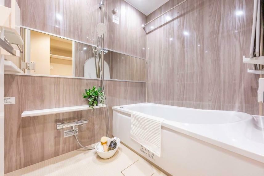 浴室 光沢感のある木目調のパネルが高級感を醸し出します。雨の日のお洗濯にも大活躍な浴室乾燥機付き。