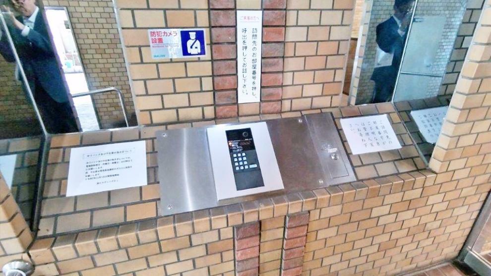 エントランスホール オートロックで来客者がわかるので不審者や無用なセールスの侵入を防ぐことができ、防犯性能が向上します。