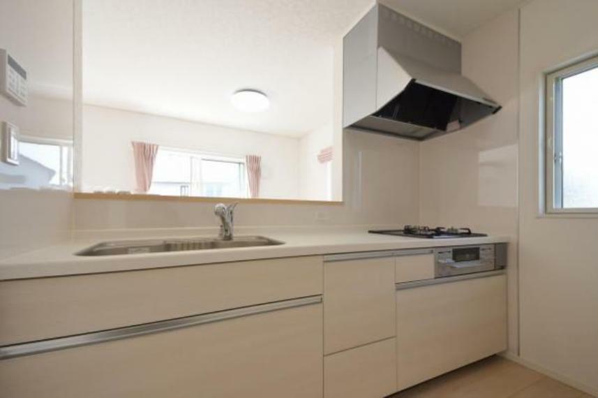 キッチン 室内は全体を白で統一された清潔感のあるデザインです。