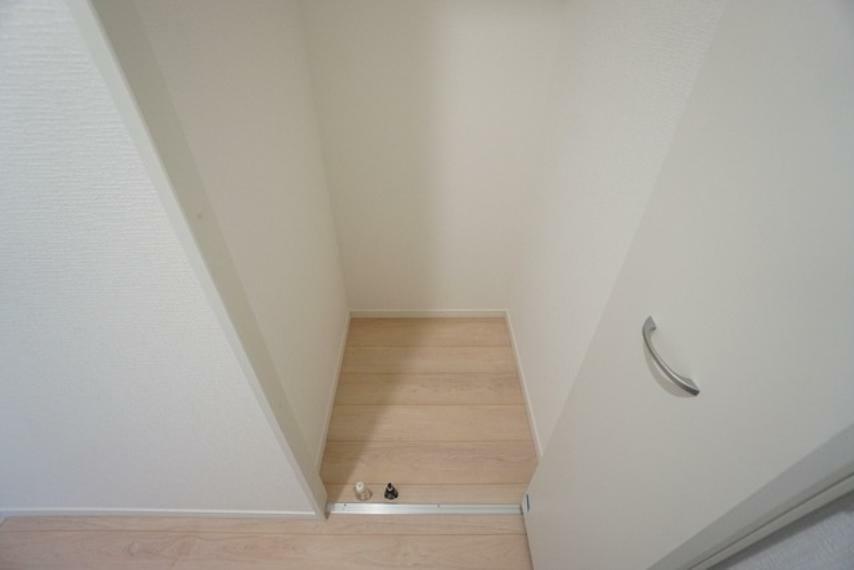 （同仕様写真）1階と2階の廊下に廊下収納があります。
