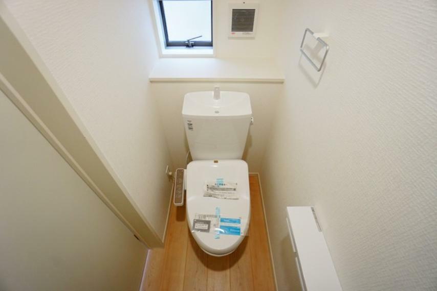 同仕様写真（内観） 同仕様写真。1階トイレ。1階・2階の2ヶ所にトイレがあるので、忙しい朝にもゆとりができますね。 トイレ待ちの時間が短くて済みます。