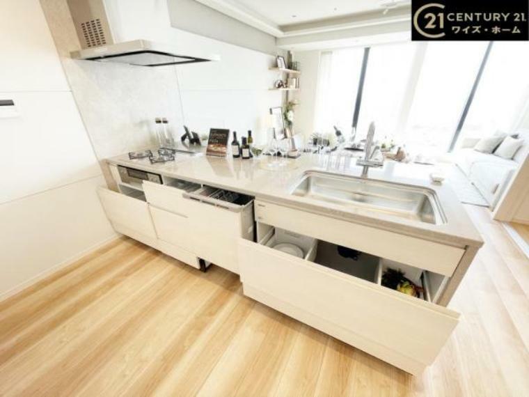 キッチン 大型収納スペースが備わった快適なキッチンスペース。キッチン周りを綺麗にスッキリとした空間が保てます。