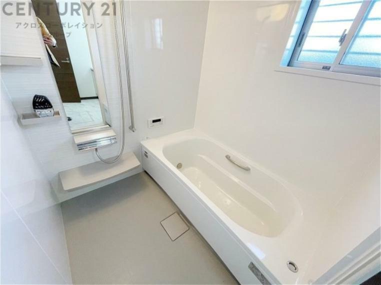 浴室 ユニットバスは省スペースでありながら、シンプルな設計と使いやすさを備え、簡便なメンテナンスが可能です。大きな窓付きで換気にも便利です。またミラー・小物置き場もあり便利です。