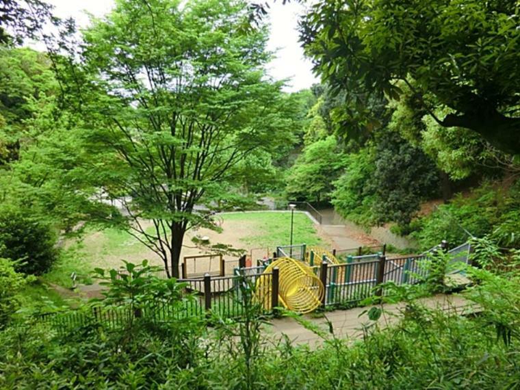 弘明寺公園（春には桜が咲き誇り、お花見客で賑わいます。遊具のある広場もありお子様連れで楽しめます。）